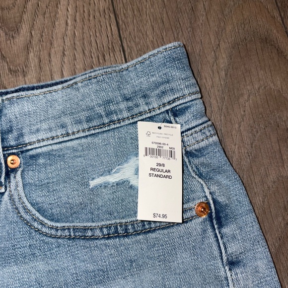 GAP Light Blue Distressed 5" GIRLFRIEND SHORT MID RISE - Picture 3 of 5